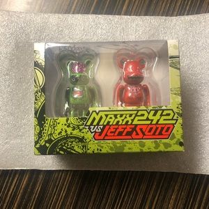 Bearbrick set / signed by artists